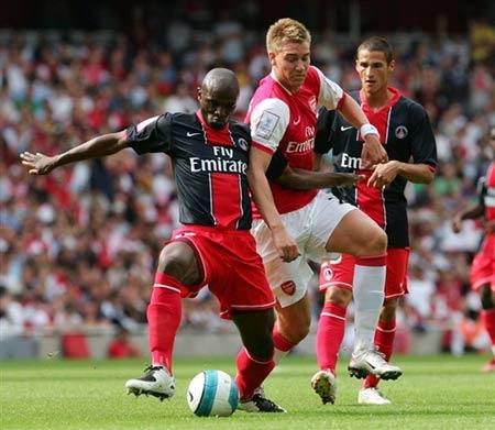 有两人, 踢足球的孩