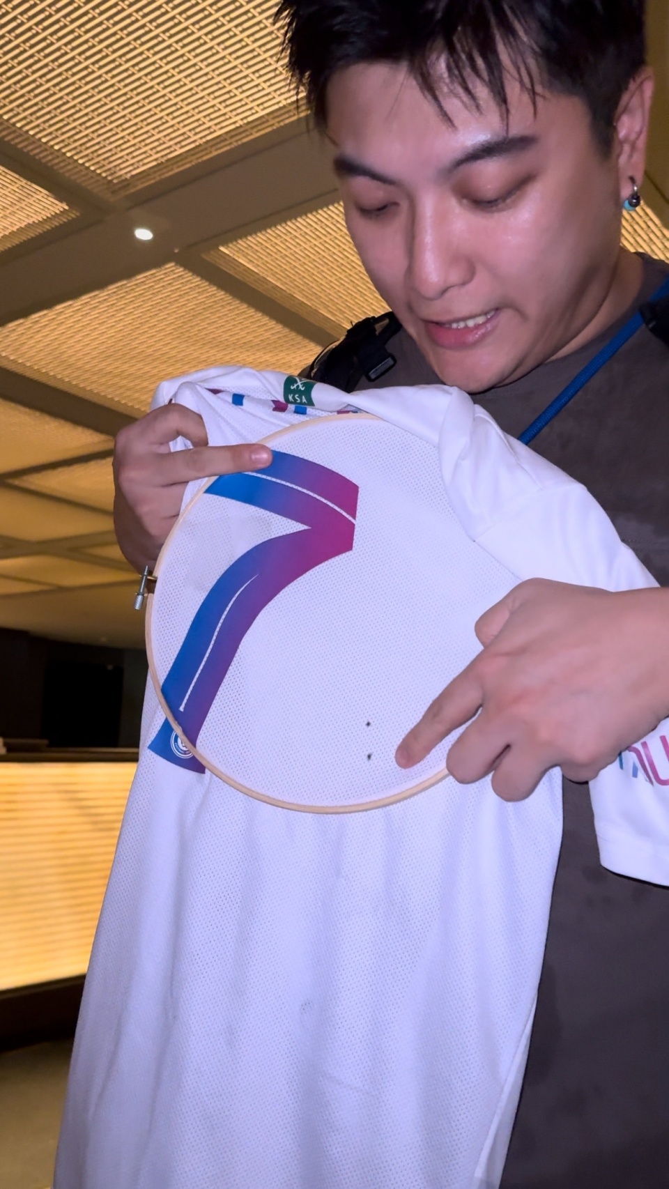 就有一名球, 晶酒店门口