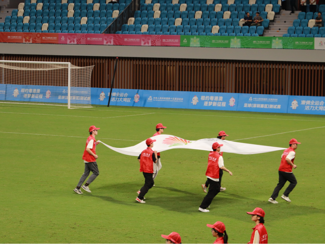 决背后, 观众服务