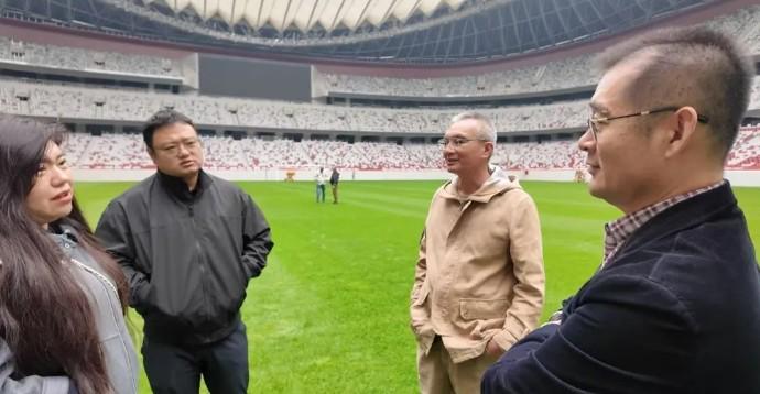 邓涛表示, 业足球场草